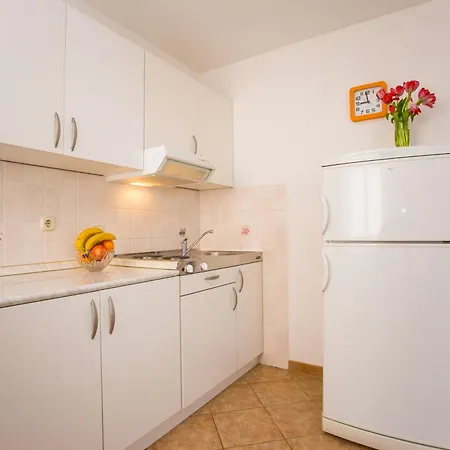 Lorena B Apartment *