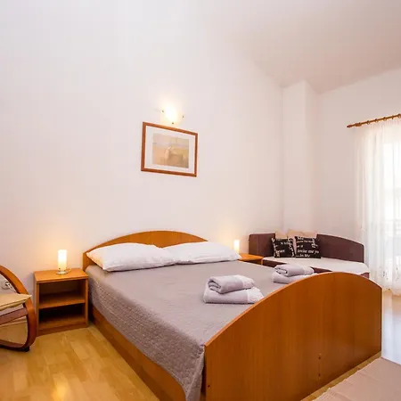 Lorena B Apartment *