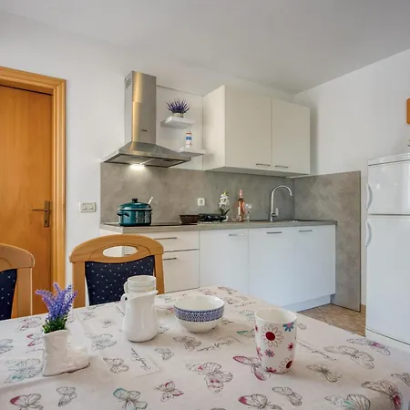 Lorena B Apartment *