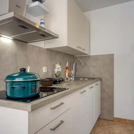Lorena B Apartment *