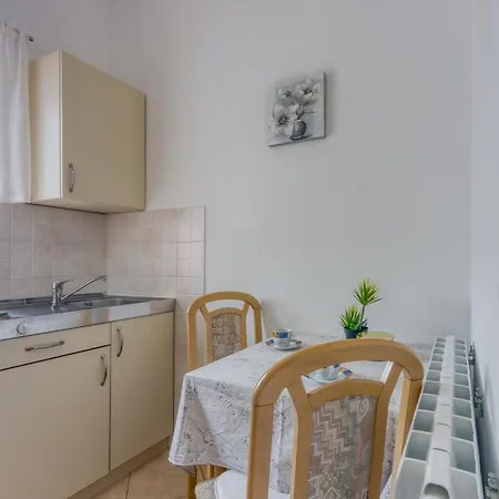 Lorena B Apartment *